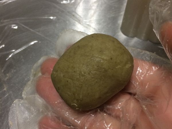 再搓成橢圓形比較好入模。