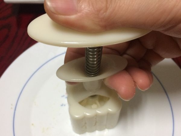 最後使用月餅壓模壓出花樣即可。（壓模可以刷上一層食用油比較好脫模）