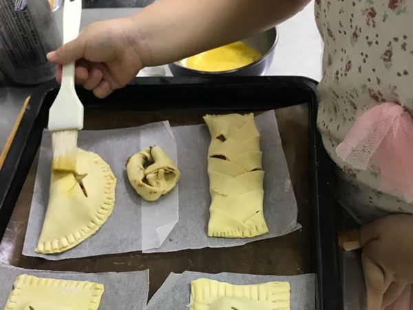 將雞蛋攪散，在餡餅刷雞蛋液