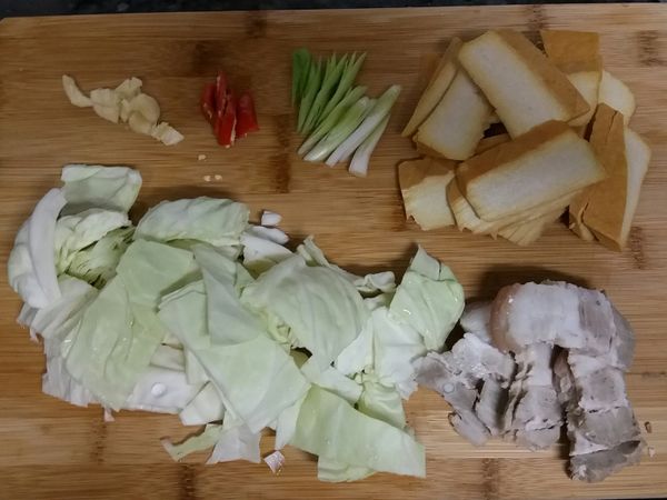 五花肉切片，豆干斜切薄片，高麗菜洗淨切片，蒜頭切片，蒜苗斜切片，辣椒切條。
