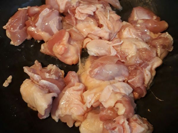鍋熱直接放下雞腿肉，小火煎出油