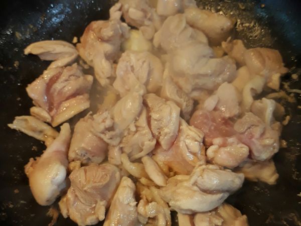 肉變色放入薑、蒜、辣椒