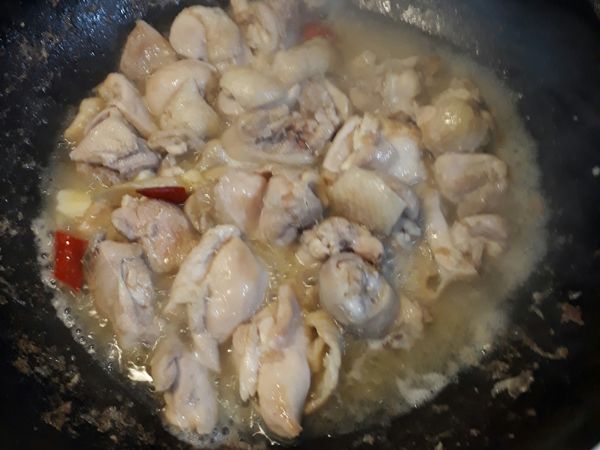 加入米酒、水燉煮