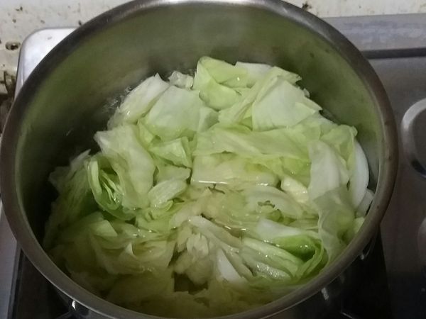 燒開半鍋水，加入一大匙油，汆燙高麗菜1分鐘，撈出瀝乾備用。