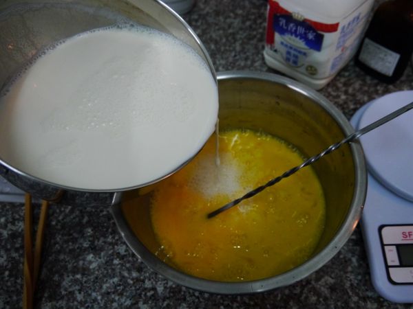 將煉奶與鮮奶混和後加入打散的蛋汁裡