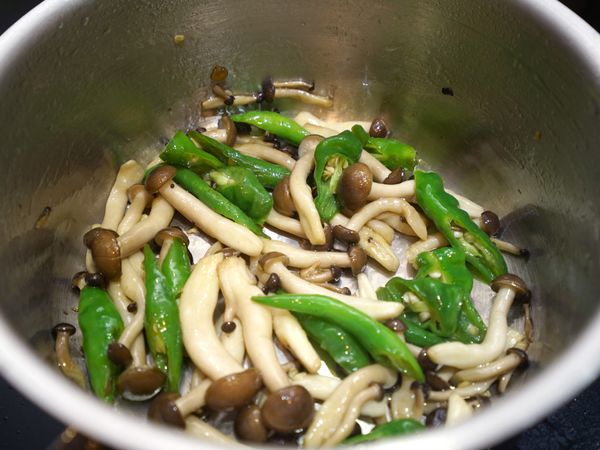 放入豆豉、少許鹽一起拌炒2分鐘即完成。