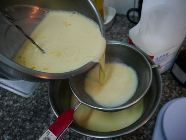 再把混和過的蛋汁過濾一次,去除雜質,等等布丁吃起來會比較滑溜喔!