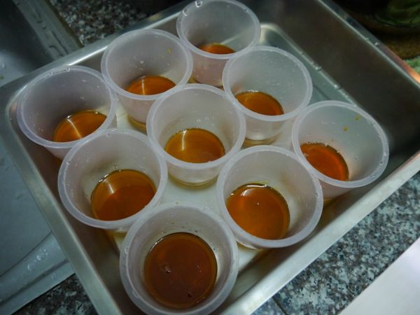 接著在容器底部鋪上一點點的黑糖蜜,分量不用很多,只是增添風味而已,大約0.2公分的高度就可以嚕!