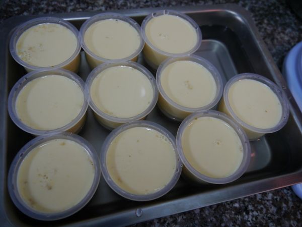 把剛剛過濾好的蛋汁裝到容器的8分滿,烤盤裡放一半的溫水,就可以直接放進烤箱以160度的溫度烤30分鐘嚕!