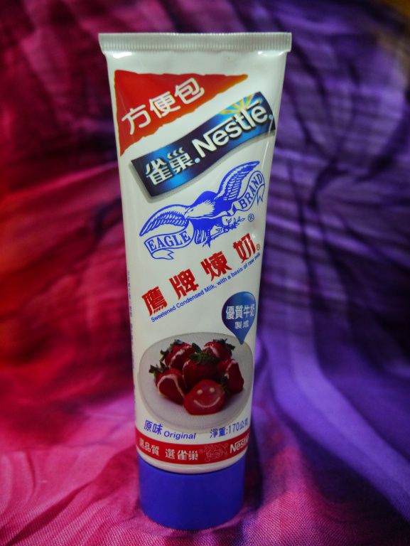 布丁出爐的味道真的好香喔!冷卻之後放冰箱冰3個小時,然後放上整顆的草莓,旁邊用巧克力酥片填滿,最後用鷹牌煉奶淋上去,這個軟管包裝我超愛的,使用很方便呀!