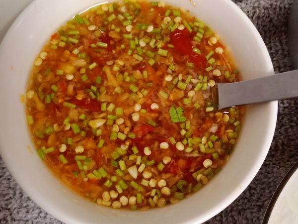 調醬汁:2大匙糖，加入1大匙熱水攪拌—下讓糖融化，在加入2大匙魚露，2大匙檸檬汁，然後繼續加入蒜末，蔥末，辣椒末及香菜末—起拌—拌備用