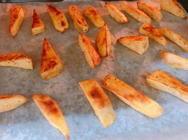 烤箱上下火+熱風對流180度預熱10分鐘，將地瓜放入烘烤15-20分鐘，烤至外酥內軟即可！（記得翻面喔...不要烤焦了）