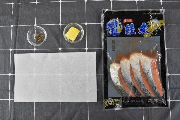 材料有黑胡椒粒、無鹽奶油、處理好的生鮮薄鹽鮭魚片、烘焙紙
目前以兩片鮭魚組成的份量來做烘烤。