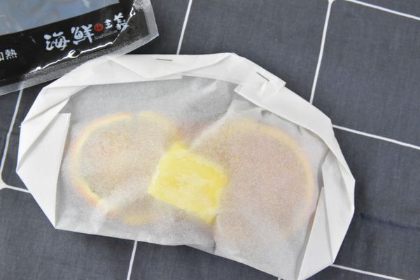 用烘焙紙包裹起來，放入小烤箱１０－２０分鐘就完成了。