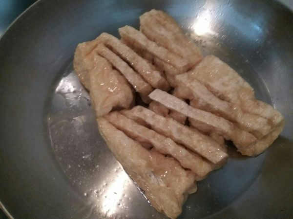 加熱平底鍋，倒入食用油，將蘭花干放入鍋內，煎到表面酥脆。