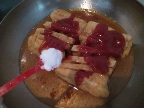 加入鹽巴，以中小火煨煮到湯汁收乾。