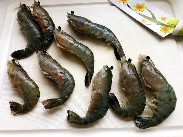 蝦子洗淨後剪好鬚和腳，還有頭部硬的部分，然後用廚房用紙吸乾水份。