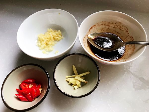 蒜頭切末，辣椒切段，薑切絲，醬油、米酒、鹽、水拌勻待用。