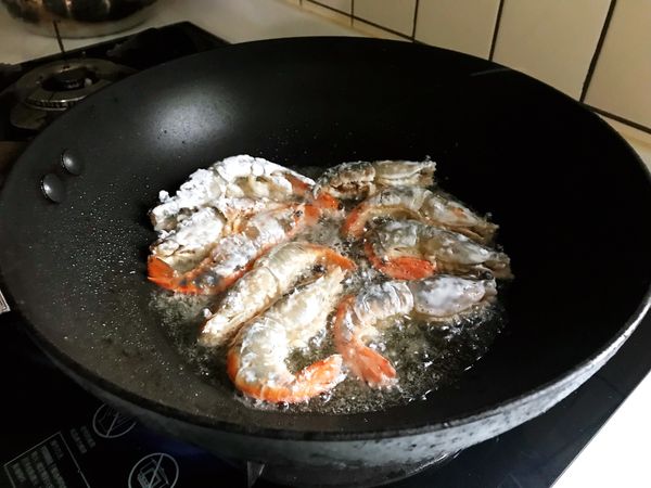 蝦子用大火炸2、3分鐘。（不能炸超過3分鐘，不然蝦肉會變硬）