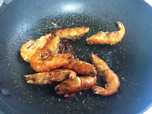 大火快炒蝦子，直到醬汁收乾。