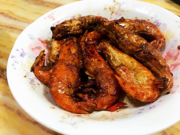 最後加點胡椒粉和辣椒粉，可以讓蝦子更香。