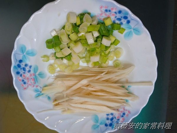 步驟二、預備食材 → 蔥切成蔥花 → 薑切絲。