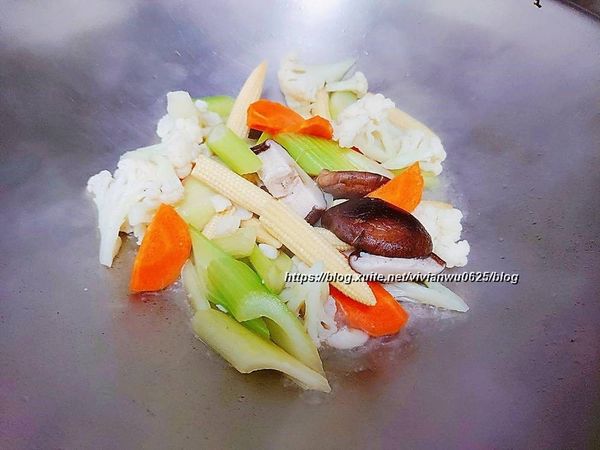 步驟三、最後再放入紅蘿蔔並加入鹽均勻拌炒３分鐘後，即可起鍋。