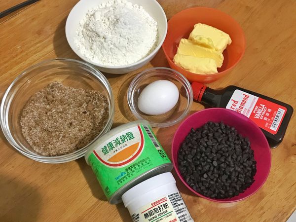 烤箱預熱190度❗️
材料準備好 低筋麵粉和泡打粉可以先過篩 黑糖跟白砂糖可以混合