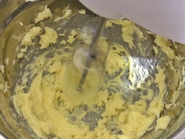 室溫奶油用打蛋器打至乳霜軟綿的狀態