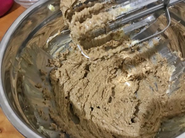 再加入黑糖白糖還有鹽巴繼續打發（因為有黑糖所以顏色變深了！