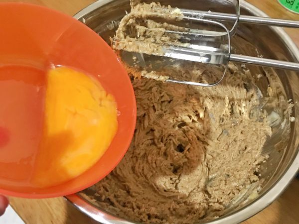 蛋跟香草精分次加入繼續攪拌均勻✅