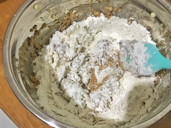 加入過篩後的粉類～用刮棒輕壓拌勻