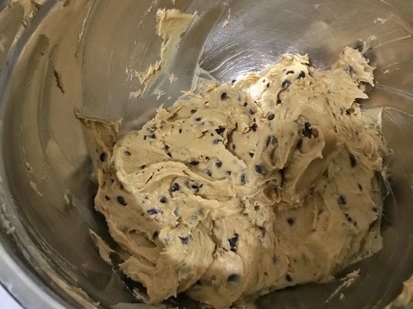 最後加入巧克力豆混合均勻～喜歡巧克力的可以多加一點喔😆🍫🍫🍫