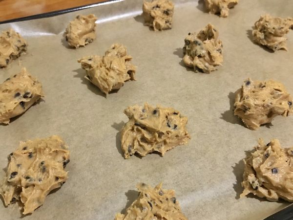 用湯匙挖大約2公分一小球放在烘焙紙上
❗️每球要間隔距離不然會黏在一起❗️