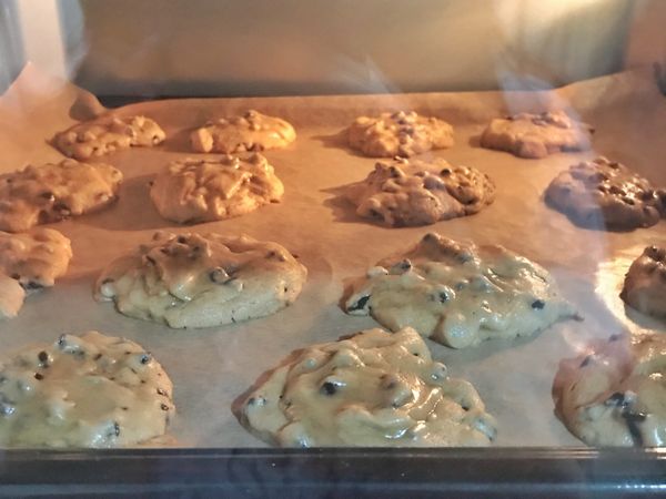 放進烤箱180度烤10～12分鐘🕑
餅乾會慢慢塌下～邊邊周圍會微微焦黃～中間大部分都會軟軟的