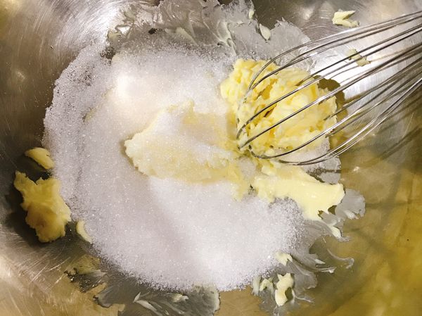 奶油放置室溫加入糖打發