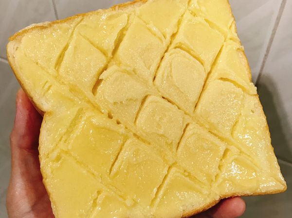 均勻塗抹至吐司上，劃出紋路，烤箱190度預熱，烤10-15分鐘至表面金黃即完成！