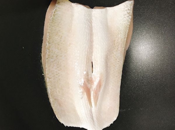 熱鍋後開中小火，魚肚面先煎，蓋上鍋蓋，悶煎5-8分鐘