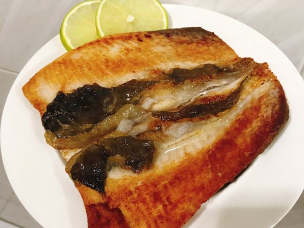 盛盤，放上2片檸檬✅
依照魚肚大小調整煎的時間喔！