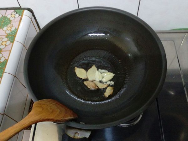 薑先爆香後，下蒜頭爆香