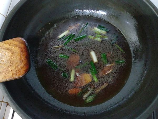 放入所有調味料略炒香，加入水