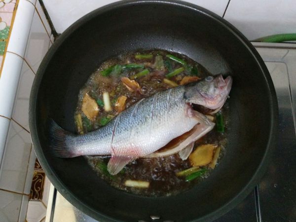 煮滾後放入魚，轉中小火