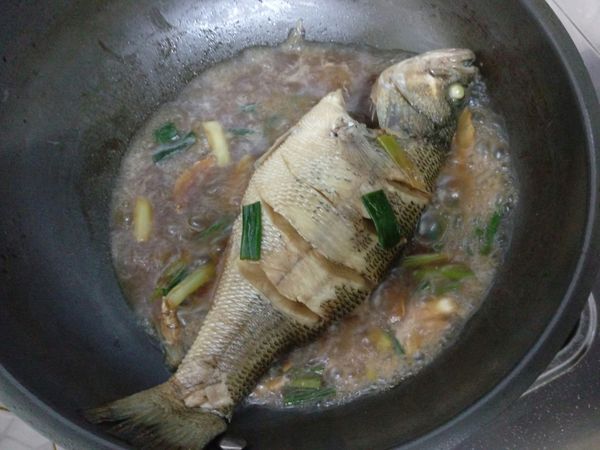 煮7分鐘翻面，煮至湯汁收到剩一些，可以試一下味道，自己調整