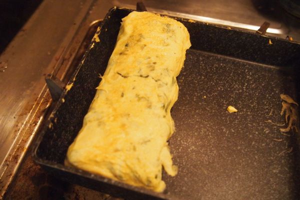 平底鍋內用餐巾紙塗上一層薄薄的油，以小火熱鍋。薄薄的倒入一層蛋液，待表面呈現半熟狀時用鍋鏟將蛋捲起。