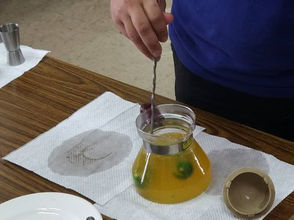 放入之前榨完的金桔，攪拌使味道融合。