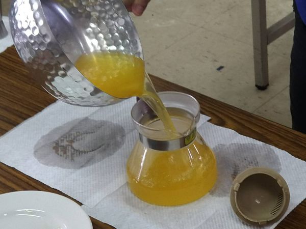 將可愛壼溫壼用的熱水倒掉→將煮沸的柳橙汁倒入可愛壼。