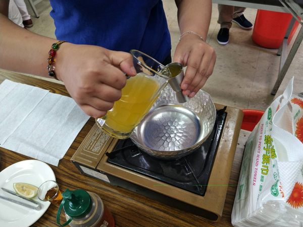 將柳橙汁倒入雪平鍋煮沸。