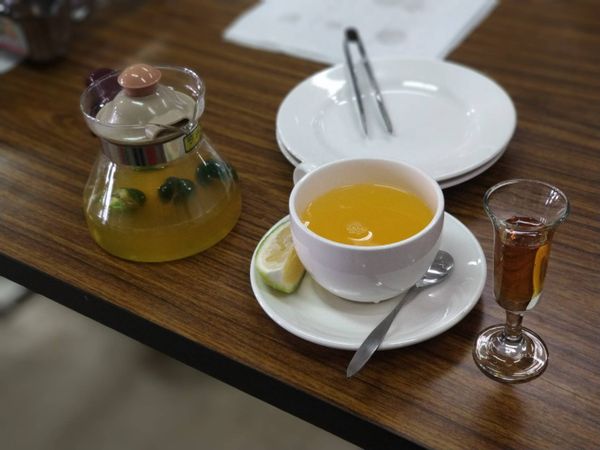 擺上檸檬角、附上蜂蜜。