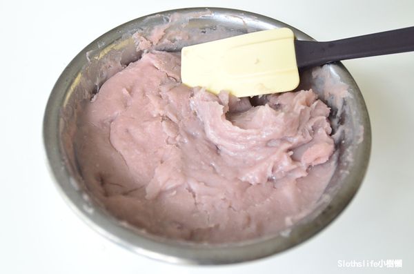 芋頭去皮洗淨、切塊，用一杯水放鍋外蒸煮至熟爛，若不夠爛則再蒸一次，蒸完可悶20分鐘，確保可壓成泥。蒸好後，拌入細砂糖、無鹽奶油。