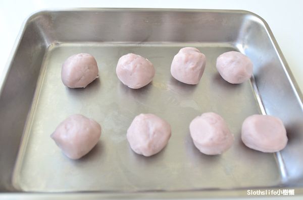 此時水份過多不易捏成球，用不沾鍋小火乾炒收乾水份。約需炒20-30分鐘～
分成20份，一顆約29克冷藏備用。